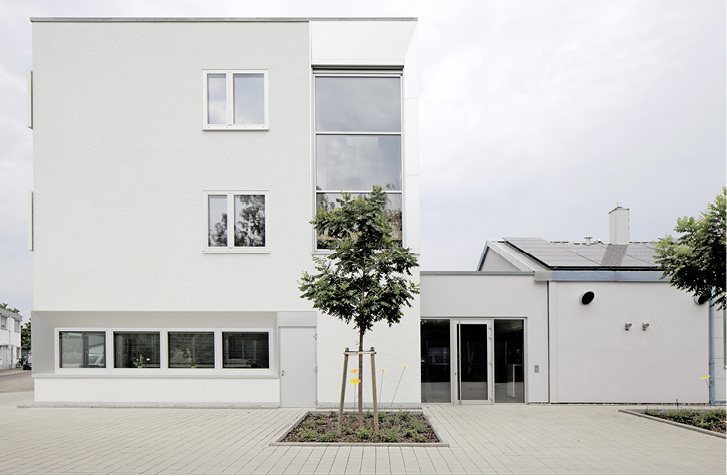



1
 Passivhaus-Bürogebäude von Jäger Haustechnik. Dem CO
2
-neutralen SHK-Unternehmen waren bei dem Neubau Energieeffizienz und Nachhaltigkeit besonders wichtig. 
