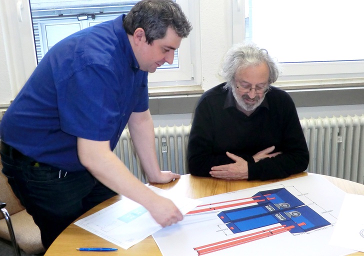 TZWL-Gründer Prof. Peter Müller (rechts) und Prüfstellenleiter Taner Özbiyik besprechen die Pläne für die neuen Prüfstände.