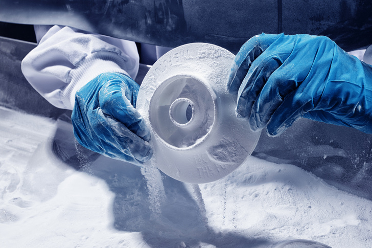 Materialforschung bei Grundfos: Ein Pumpenlaufrad wird aus einem Eisbehälter genommen. Dabei geht es um die Auswirkungen von Kälte auf verschiedene Materialien. Oft wird auch der Wechsel warm/kalt untersucht.