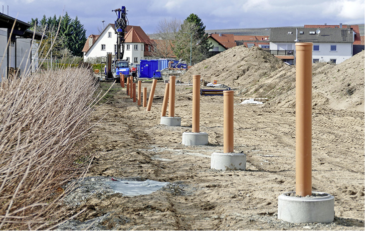 <p>
</p>

<p>
<span class="GVAbbildungszahl">1</span>
 Sondenfeld der ÜZ Mainfranken im unterfränkischen Sommerach. Alle Erdwärmesonden (koaxial) wurden in einem Zug erstellt, was bedeutend wirtschaftlicher als individuelle Bohrungen ist. Betrieben werden die Wärmepumpen fast ausschließlich mit „grünem Strom“ aus der Region. 
</p> - © Margot Dertinger-Schmid

