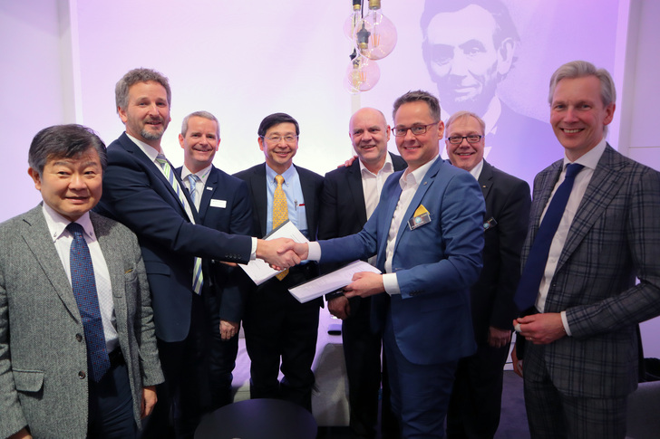 Yosuke Tajima (CSO RMB/Energie), Henning Brake (COO RMB/Energie), Jens Brake (CEO RMB/Energie), Tetsuya Yamamoto (CEO Yanmar Energy Systems), Jürgen Zastrow (Leiter Vertrieb RMB/Energie), Alexander Schuh (CEO Remeha), Jürgen Jahn (Leiter Produktmanagement Remeha), Robert Duinsteen (BDR Thermea). - © RMB/Energie
