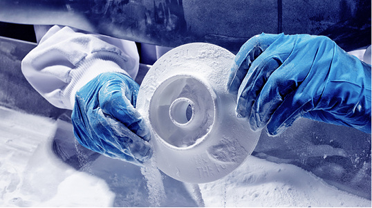 
Materialforschung bei Grundfos: Ein Pumpenlaufrad wird aus einem Eisbehälter genommen. Dabei geht es um die Auswirkungen von Kälte auf verschiedene Materialien. Oft wird auch der Wechsel warm / kalt untersucht. 



