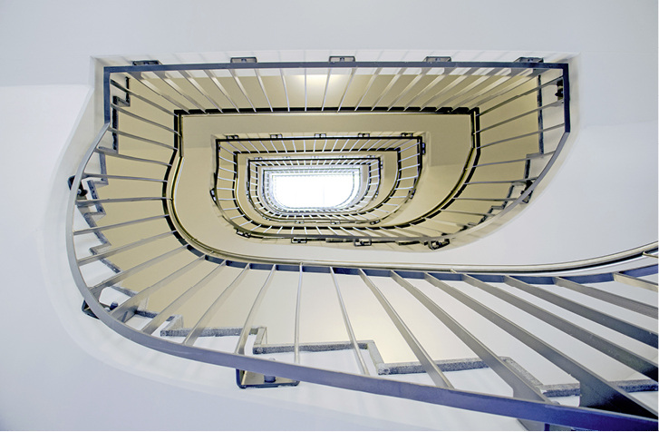 



1
 Innen liegender notwendiger Treppenraum im Palais am Herzogin Garten Dresden. Bei einer Rauchdetektion in einer der Nutzungseinheiten wird eine Treppenhaus-Spüllüftungsanlage (TSA) automatisch ausgelöst. 
