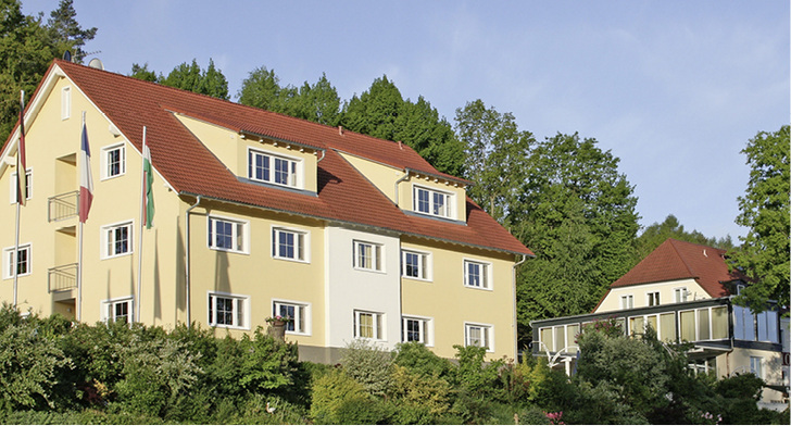 <p>
</p>

<p>
<span class="GVAbbildungszahl">1</span>
 Das Hotel am See in Eschenbach in der Oberpfalz wird künftig über ein BHKW mit Wärme und Strom versorgt. 
</p> - © Hotel am See

