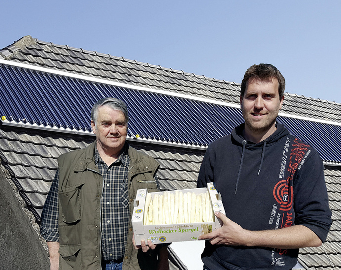 <p>
</p>

<p>
<span class="GVAbbildungszahl">1</span>
 Heinrich und Marco Ketelaars, Betreiber eines Spargelhofs in Goch, haben sich für eine Solarthermieanlage mit 30 m
<sup>2</sup>
 Kollektorfläche entschieden. 
</p> - © Spargelhof Ketelaars

