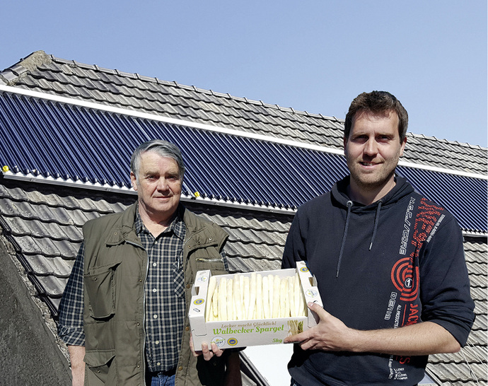 



1
 Heinrich und Marco Ketelaars, Betreiber eines Spargelhofs in Goch, haben sich für eine Solarthermieanlage mit 30 m
2
 Kollektorfläche entschieden. 
