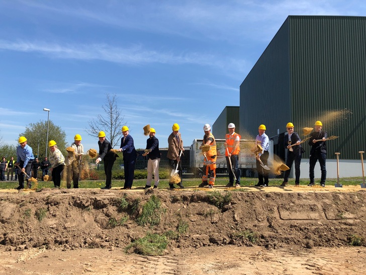 Dr. Roger Schönborn, Rehau Leiter Division Building Solutions (4. v.l.), und Triptis-Werkleiter Dr. Olaf Lämmer (6. v.r.) mit Vertretern aus Politik und der am Bau beteiligten Unternehmen beim Spatenstich.