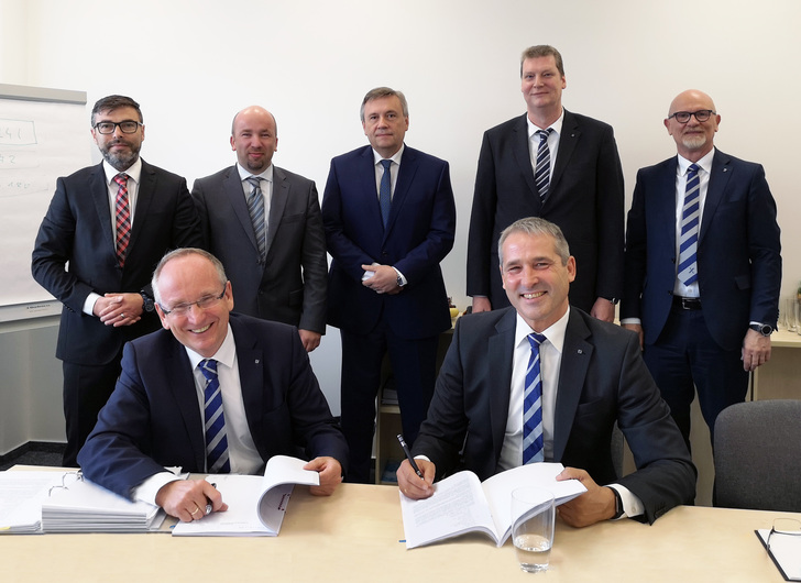 Thomas Mosbacher und Udo Jung (Trox GmbH) bei der Vertragsunterzeichnung. Im Hintergrund (v.l.): Petr Hrubý, Jan Berger, Miloš Veselý (KS Klima-Service a.s.), Thomas Klamp (Trox GmbH) und Ludger Bökmann (Bereichsleiter International Business der Trox GmbH).