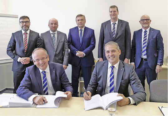 
Thomas Mosbacher und Udo Jung (Trox GmbH) bei der Vertragsunterzeichnung. Im Hintergrund (v. l.): Petr Hrubý, Jan Berger, Miloš Veselý (KS Klima-Service a.s.), Thomas Klamp (Trox GmbH) und Ludger Bökmann (Bereichsleiter International Business der Trox GmbH).



