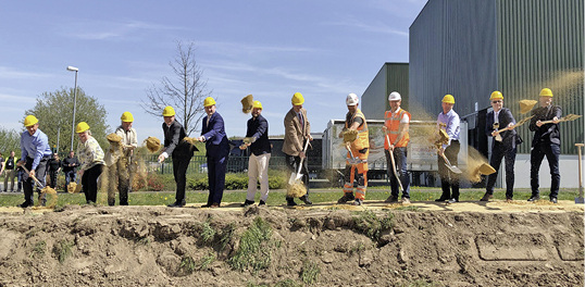 



Dr. Roger Schönborn, Rehau Leiter Division Building Solutions (4. v. l.), und Triptis-Werkleiter Dr. Olaf Lämmer (6. v. r.) mit Vertretern aus Politik und der am Bau beteiligten Unternehmen beim Spatenstich. 

