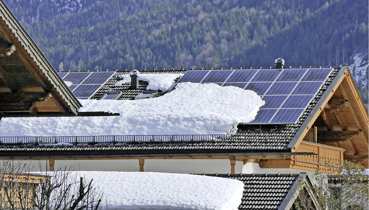 <p>
</p>

<p>
<span class="GVAbbildungszahl">1</span>
 Dieses Dach mit Photovoltaik-Anlage war mehr als zwei Monate lang mit Schnee bedeckt; Schneefanggitter und Modulrahmen verhinderten das Abrutschen des Schnees. 
</p> - © Margot Dertinger-Schmid


