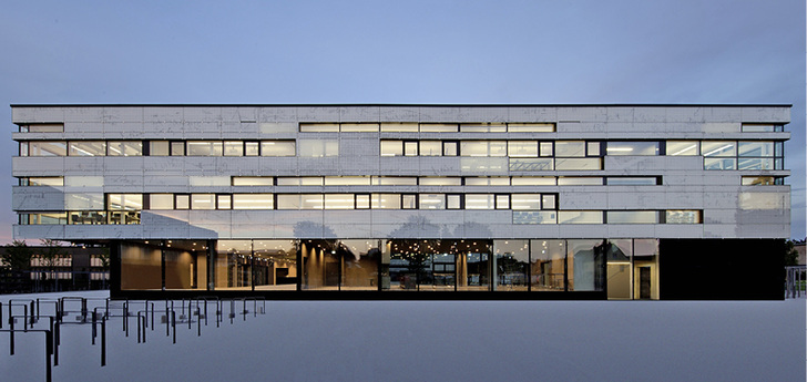 <p>
</p>

<p>
<span class="GVAbbildungszahl">1</span>
 Der Neubau der Sebastian-Lotzer-Realschule in Memmingen wurde mit dem BTA-Lüftungssystem Concretcool von Kiefer Luft- und Klimatechnik ausgerüstet. 
</p> - © Klaus Mauz

