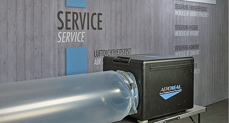 



1
  Das vorbereitete Luftleitsystem wird zur Abdichtung mit dem MEZ-Aeroseal-Equipment über einen transparenten Plastikschlauch verbunden. Der in Wasser gelöste MEZ-Aeroseal-Dichtstoff (PVA) wird mithilfe von Druckluft und Wärme zerstäubt und durch die Maschine in die Luftleitung eingeleitet. 
