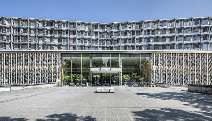 <p>
</p>

<p>
<span class="GVAbbildungszahl">1</span>
 Campus Benjamin Franklin in Berlin-Steglitz, 1968 eröffnet. Auf Stelen aufgereihte Betonelemente erinnern an eine Wirbelsäule.
</p> - © Anke Müllerklein für Schell

