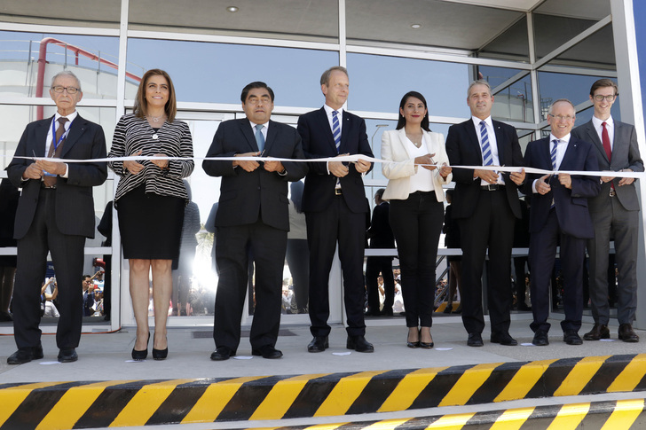 Eröffnung der Trox-Produktion in Mexiko (v.l.): Celso Simoes Alexandre, Präsident Trox Lateinamerika; Olivia Salomon, Staatssekretärin für Wirtschaft des Bundesstaates Puebla; Miguel Barbosa Huerta, Gouverneur des Bundesstaates Puebla; Prof Hans Fleisch, Vorsitzender der Heinz Trox-Stiftung; Angelica Alvarado Juarez, Bürgermeisterin der Stadt Huejotzingo; Udo Jung, Geschäftsführer Vertrieb, Technik, Produktion der Trox GmbH; Thomas Mosbacher, kaufmännischer Geschäftsführer der Trox GmbH und Tobias Lange, Industriereferent der Deutschen Botschaft. - © Trox
 Eröffnung der Trox-Produktion in Mexiko (v.l.): Celso Simoes Alexandre, Präsident Trox Lateinamerika; Olivia Salomon, Staatssekretärin für Wirtschaft des Bundesstaates Puebla; Miguel Barbosa Huerta, Gouverneur des Bundesstaates Puebla; Prof Hans Fleisch, Vorsitzender der Heinz Trox-Stiftung; Angelica Alvarado Juarez, Bürgermeisterin der Stadt Huejotzingo; Udo Jung, Geschäftsführer Vertrieb, Technik, Produktion der Trox GmbH; Thomas Mosbacher, kaufmännischer Geschäftsführer der Trox GmbH und Tobias Lange, Industriereferent der Deutschen Botschaft.