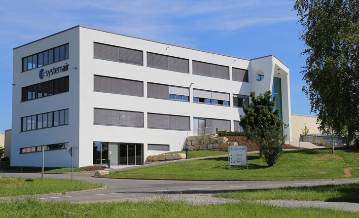 Das neue Büro- und Kantinengebäude der Systemair GmbH in Boxberg. - © Systemair
