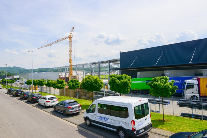 Die neue Logistik- und Lagerhalle mitsamt Büros ist bereits Zewotherms sechster Anbau seit der Firmengründung (Aufnahme während der Bauphase).