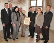 Übergabe der Urkunde für die Loni und Josef Grünbeck-Stiftung an Loni Grünbeck. (Quelle: Grünbeck)