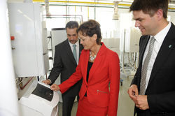 Die hessische Umweltministerin Lucia Puttrich (Mitte), Dr. Marc Andree Groos, Geschäftsführer Vaillant Deutschland (rechts) und Vaillant-Vertriebsingenieur Michael Krueckl starten die gemeinsame Markteinführungsinitiative für Mikro-KWK-Anlagen. (Quelle: V