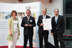 Howatherm-Geschäftsführer Dr. Christoph Kaup (2. v.r) und -Produktleiter Christian Backes (2. v.l.) nehmen in Mainz die SUCCESS-Technologieprämie von Wirtschaftsministerin Eveline Lemke und Dr. Ulrich Link (ISB) entgegen. (Quelle: Howatherm)
