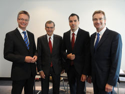 Künftig strategische Partner: Dr. Kai Schiefelbein, Geschäftsführer Technik Stiebel Eltron, die Geschäftsführer Karl Ochsner Senior und Junior von Ochsner Wärmepumpen sowie Karlheinz Reitze, Geschäftsführer Vertrieb Stiebel Eltron (v.l.).