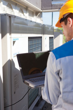 Inbetriebnahme einer VRV IV Wärmepumpe.