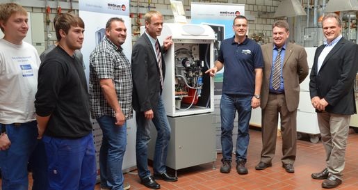 Die Übergabe des NovoCondens BOB (v.l.): drei Schüler der Berufsschule Ellwangen, die Brötje-Verkaufsberater Hans-Dieter Vaas und Armin Klotz, Praxislehrer Ralf Weber, Herrlinger-Gesellschafter Michael Herrlinger sowie Schulleiter Peter Lehle. - © Brötje
 Die Übergabe des NovoCondens BOB (v.l.): drei Schüler der Berufsschule Ellwangen, die Brötje-Verkaufsberater Hans-Dieter Vaas und Armin Klotz, Praxislehrer Ralf Weber, Herrlinger-Gesellschafter Michael Herrlinger sowie Schulleiter Peter Lehle.