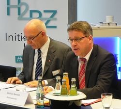 Mathias Samson, Staatssekretär im hessischen Wirtschaftsministerium, stellt Hessens Förderprogramm für Brennstoffzellen-Heizgeräte vor.