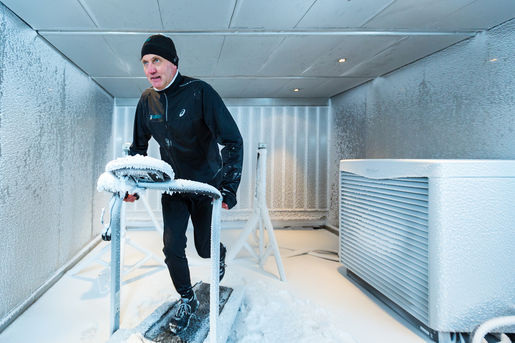 In der Klimakammer von Vaillant bereitete sich Friedhelm Weidemann auf die extremen Temperaturen in der Antarktis vor. Normalerweise werden hier Heizgeräte auf ihre Kältetauglichkeit geprüft. - © Vaillant
