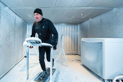 In der Klimakammer von Vaillant bereitete sich Friedhelm Weidemann auf die extremen Temperaturen in der Antarktis vor. Normalerweise werden hier Heizgeräte auf ihre Kältetauglichkeit geprüft.