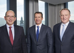 Zum 1. Januar 2015 ist Claus Holst-Gydesen (Mitte) in die Geschäftsführung der Viega GmbH & Co. KG eingetreten. Begrüßung durch die geschäftsführenden Gesellschafter Heinz-Bernd Viegener (l.) und Walter Viegener. (Quelle: Viega)