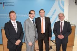 Auf der BAU 2015 wurde die Gründung der BIM-Initiative “Bauen Digital GmbH“ bekanntgegeben (v.l.): Günther Mertz (BTGA), Bundesminister für Verkehr und digitale Infrastruktur Alexander Dobrindt, Dr. Volker Cornelius (VBI-Präsident), Dr.-Ing. Heinrich Bec