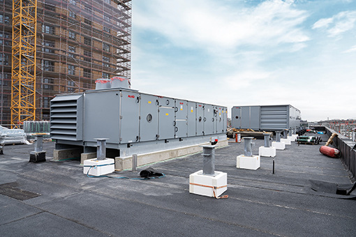 Vier Lüftungsgeräte der Baureihe AL-KO AT4 wurden auf dem Dach des Holzhochhauses Roots installiert.