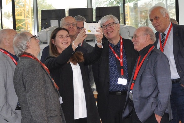 Bei ihrem Besuch informierten sich die Mitglieder des Arbeitskreises für die Klimatechnik über neue Produktlösungen und Weiterentwicklungen in der Kälte-, Klima- und Wärmepumpentechnik.