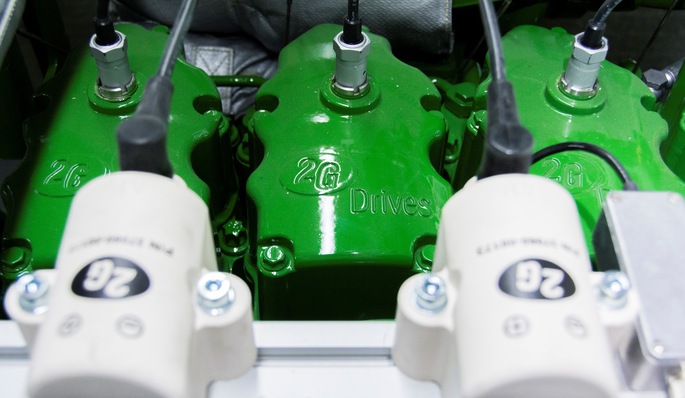 Rolls-Royce bezieht künftig von 2G Energy Gas-Stromaggregate und BHKW-Module im Leistungsbereich 250 bis 550 kW und wird sie mit der eigenen Steuerung unter der Marke MTU auf den Markt bringen.