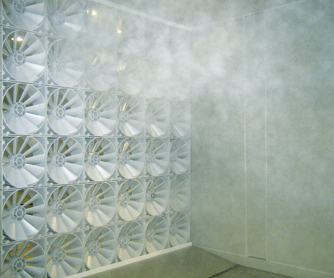 1 Der Aerosolnebel, den ein adiabatisches Befeuchtungssystem erzeugt hat, vermischt sich durch die Verwirbelungselemente (Vortex-Module) auf kurzer Befeuchtungsstrecke mit der Kanalluft.