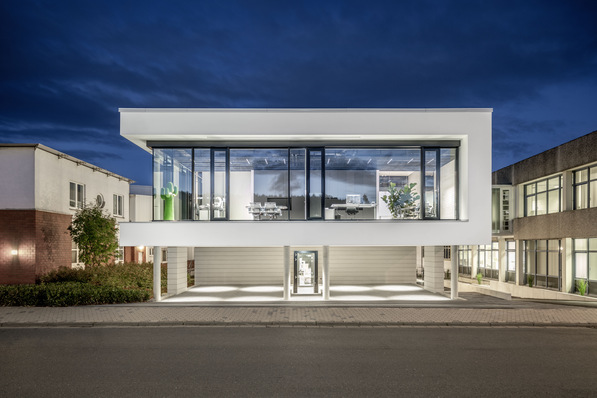 Neubau bei Dallmer in Arnsberg. Aufgrund des Wachstums wird regemäßig mehr Platz für Mitarbeiter und Maschinen benötigt.