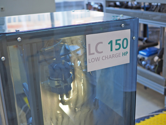 Am Fraunhofer ISE entwickelte Wärmepumpe mit dem Kältemittel Propan für eine Aufstellung innerhalb des Hauses.