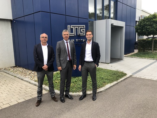 Peter van der Velde, Vertriebsdirektor Interland, Wolf Hartmann Vorstandsvorsitzender LTG und Sander van der Hoven, Geschäftsführer Interland (v.l.).