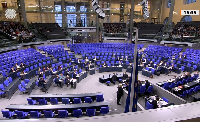 1. Lesung des Gebäudeenergiegesetzes im Bundestag mit 42 Zuhörern bei der ersten Rede. Am Ende der Debatte waren etwa 70 Sessel im Plenum besetzt.