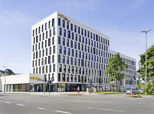 1 Ghotel hotel & living am Essener Hauptbahnhof.