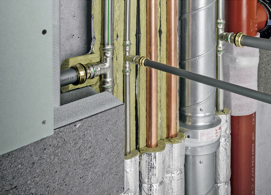 Die Kombination von brennbaren und nichtbrennbaren Rohrleitungen in Sanitär- und Heizungsanlagen ist im Bauordnungsrecht eindeutig geregelt. Deshalb erfordert dieses Detail eine besondere Aufmerksamkeit.