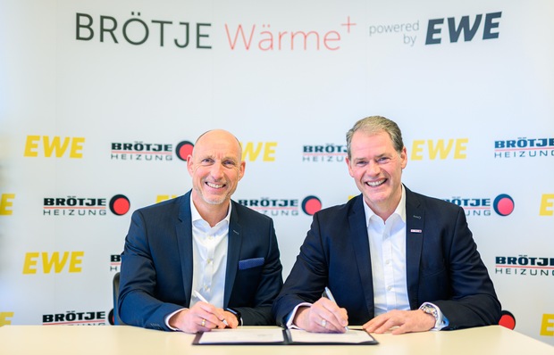 Michael Heidkamp, Vorstand Markt der EWE AG, Heinz-Werner Schmidt, Geschäftsführer der August Brötje GmbH.