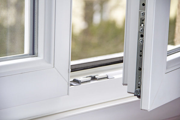 Bild 1: Auch bei ungünstig gewählten Randbedingungen kann gezeigt werden, dass eine manuelle 2- bis 3-malige Fensterlüftung pro Tag für die Feuchteabfuhr aus Wohnräumen ausreichend sein kann.