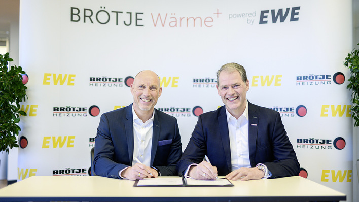 Gaben Angang Februar 2020 den Startschuss für Brötje „Wärme+ powered by EWE“: Michael Heidkamp, Vorstand Markt der EWE AG, und Heinz-Werner Schmidt, Geschäftsführer der August Brötje GmbH.