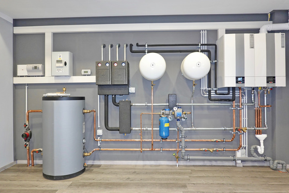 Bild 1 Hybrid-Heizsystem mit einer Luft/Wasser-Wärmepumpe BWL-1S(B) in Splitbauweise und ­einem Gas-Brennwertgerät CGB-2-24.