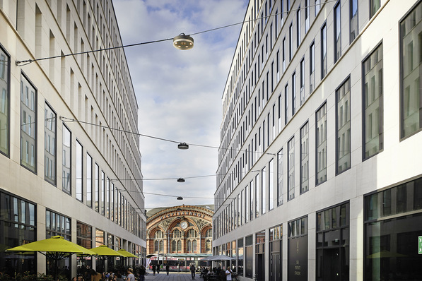 1 Die beiden Geschäftshäuser des Projektes „City Gate Bremen“ am Bahnhofsplatz der ­Hansestadt werden von einer diagonalen Gasse durchzogen, die den Hauptbahnhof mit der Innenstadt verbindet. Spitze Winkel prägen den dynamischen Ausdruck der Baukörper.