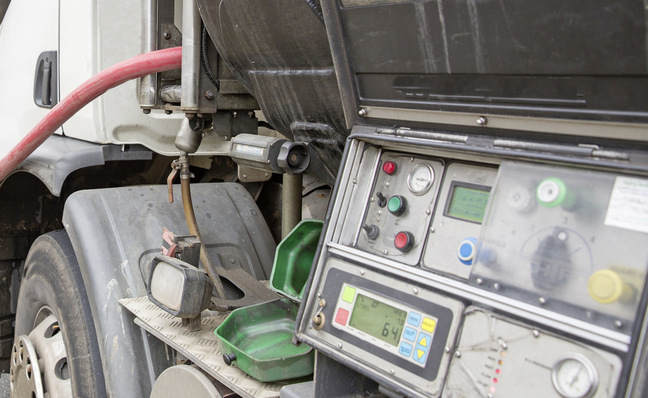 1 Rund 5,4 Mio. Öl-Heizungen werden nach den Erhebungen der Schornsteinfeger in Deutschland genutzt. Die Betreiber müssen sich ab 2021 im Rahmen der dann beginnenden CO 2 -Bepreisung auf steigende Brennstoffpreise einstellen.