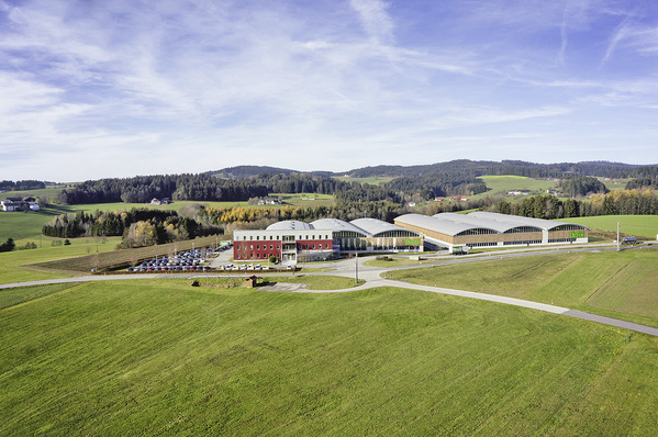 Der Firmensitz von ÖkoFEN in Niederkappel, Österreich, wird durch einen Neubau (rechts im Bild) auf insgesamt 13500 m 2  erweitert.