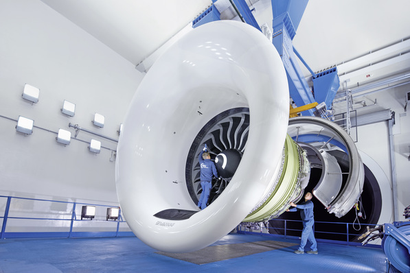 Bild 1: Ein GE90-Triebwerk, derzeit das größte der Welt, wird bei MTU Maintenance auf einen Prüflauf vorbereitet. 